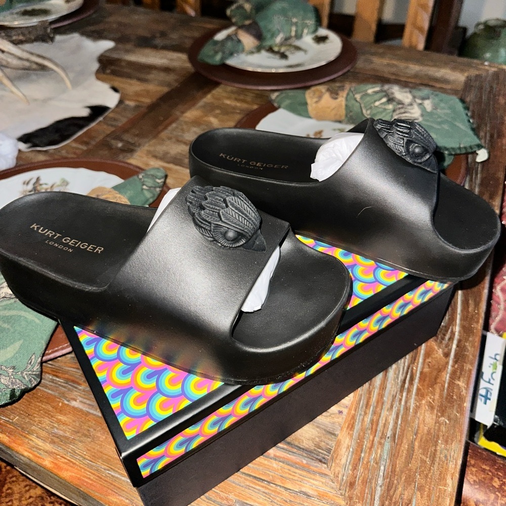 Kurt Geiger Eagle Chinky Slide